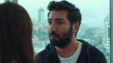 Aras, cada vez más confundido, comparte con Asya su mayor preocupación: 