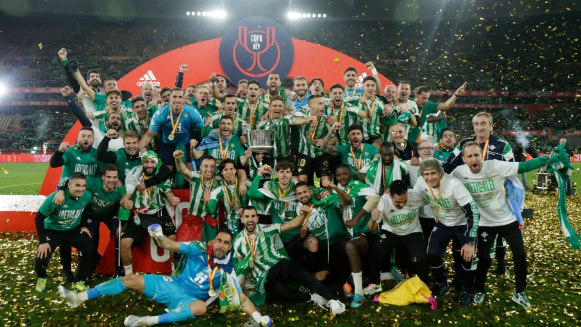 Así fue la celebración del Betis tras ganar la Copa del Rey: locura en las gradas y Joaquín en modo torero Así fue la celebración del Betis tras ganar la Copa del Rey: locura en las gradas y Joaquín en modo torero