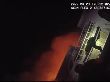 Las imágenes del angustioso rescate de una niña de 1 año atrapada en el balcón de un apartamento en llamas