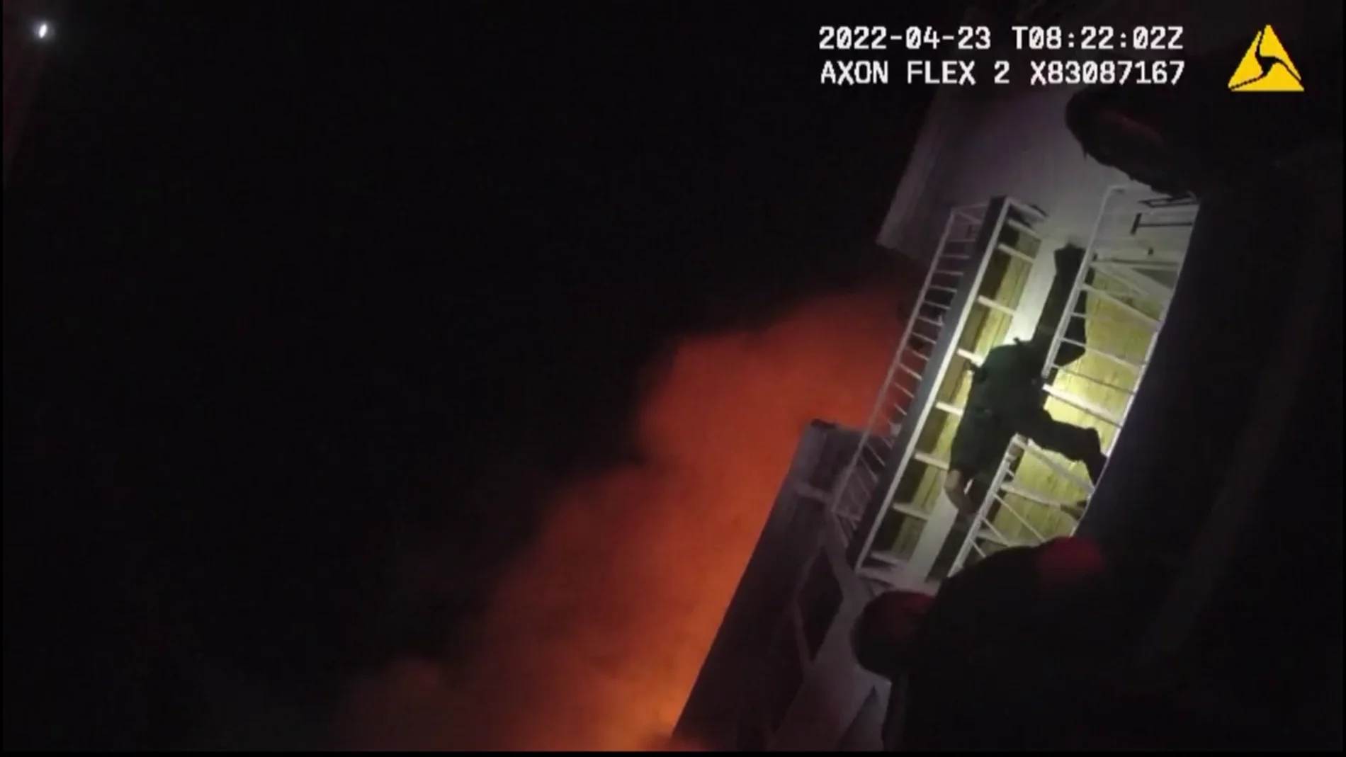 Las imágenes del angustioso rescate de una niña de 1 año atrapada en el balcón de un apartamento en llamas