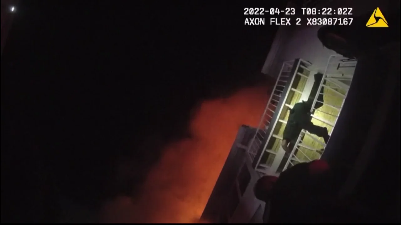 Las imágenes del angustioso rescate de una niña de 1 año atrapada en el balcón de un apartamento en llamas Las imágenes del angustioso rescate de una niña de 1 año atrapada en el balcón de un apartamento en llamas
