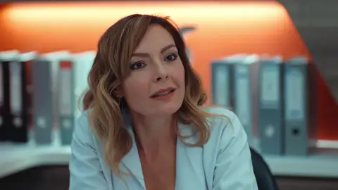 Kadir, el hombre que vigila a todas horas a Aras, se acerca a Derya: ¿Qué intenciones tiene? El misterioso hombre, que vigila a Aras, tiene ahora un nuevo objetivo: La doctora Derya.