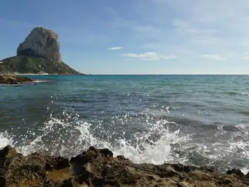 Encuentran los cuerpos de los dos bañistas que saltaron al mar desde el Peón de Ifach, en Alicante Encuentran los cuerpos de los dos bañistas que saltaron al mar desde el Peón de Ifach, en Alicante