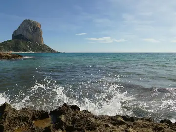 Encuentran los cuerpos de los dos bañistas que saltaron al mar desde el Peón de Ifach, en Alicante Encuentran los cuerpos de los dos bañistas que saltaron al mar desde el Peón de Ifach, en Alicante