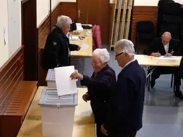 Gente votando en Eslovenia Gente votando en Eslovenia