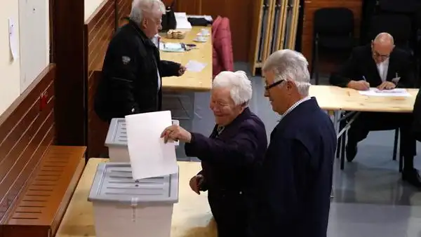 Gente votando en Eslovenia Gente votando en Eslovenia