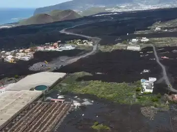 Vista desde el aire del avance de la carretera entre las coladas del volcán de La Palma