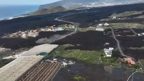 Vista desde el aire del avance de la carretera entre las coladas del volcán de La Palma Vista desde el aire del avance de la carretera entre las coladas del volcán de La Palma