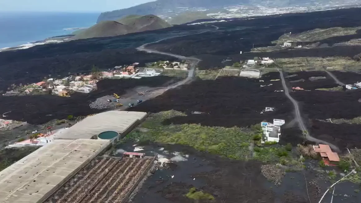 Vista desde el aire del avance de la carretera entre las coladas del volc&aacute;n de La Palma