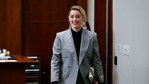 Amber Heard con un traje similar al de Johnny Depp