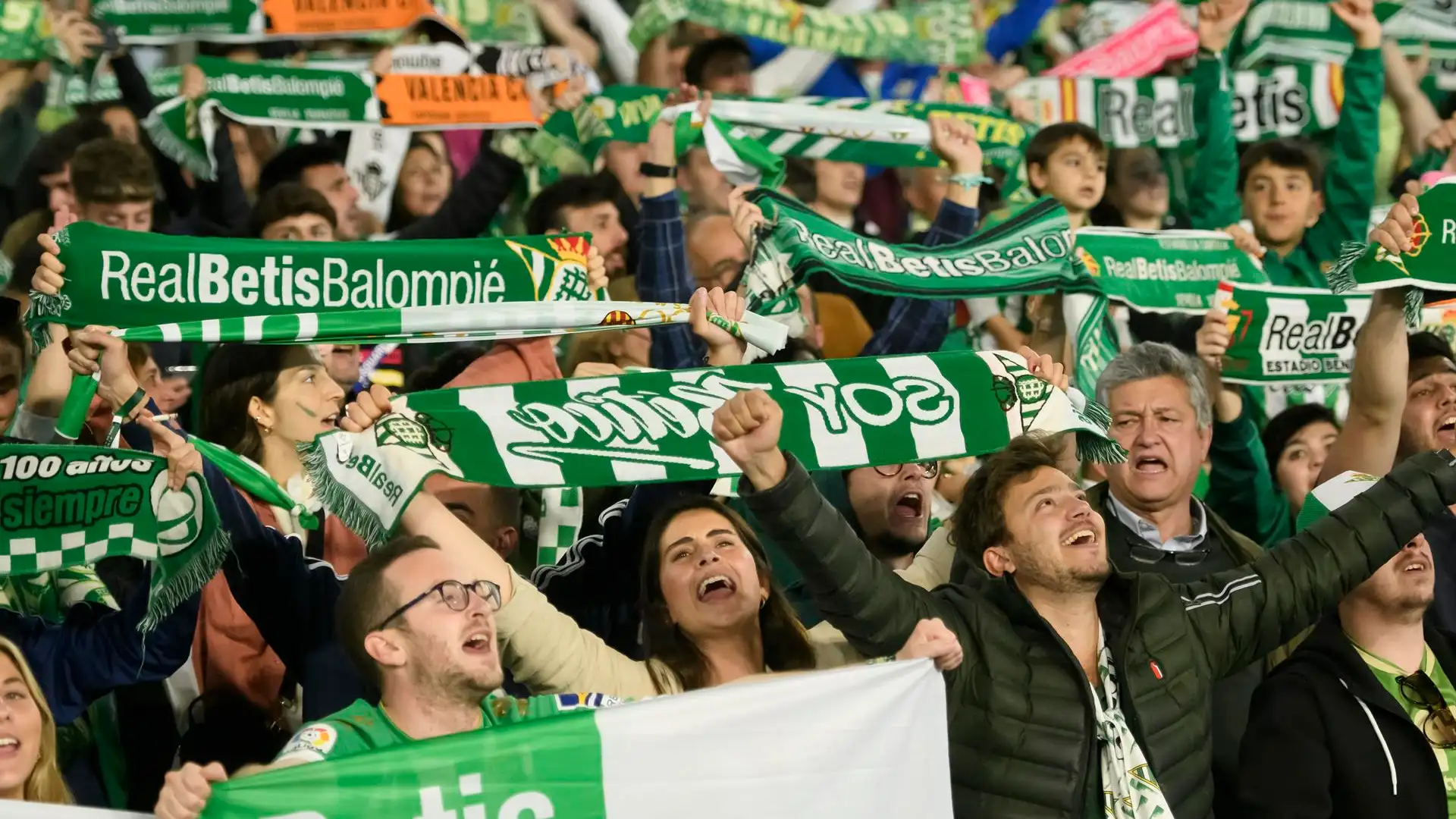 Final feliz: recupera la bufanda del Betis de su hijo fallecido Final feliz: recupera la bufanda del Betis de su hijo fallecido