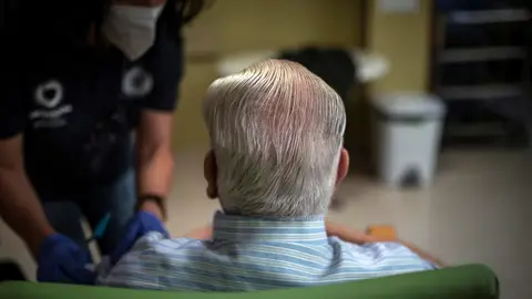 Un hombre recibe la tercera dosis contra la Covid Un hombre recibe la tercera dosis contra la Covid