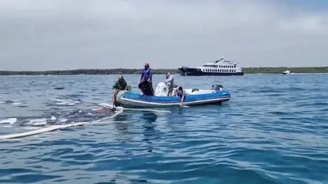 Alarma por el naufragio de un buque con 7.500 litros de diésel en las islas Galápagos Alarma por el naufragio de un buque con 7.500 litros de diésel en las islas Galápagos