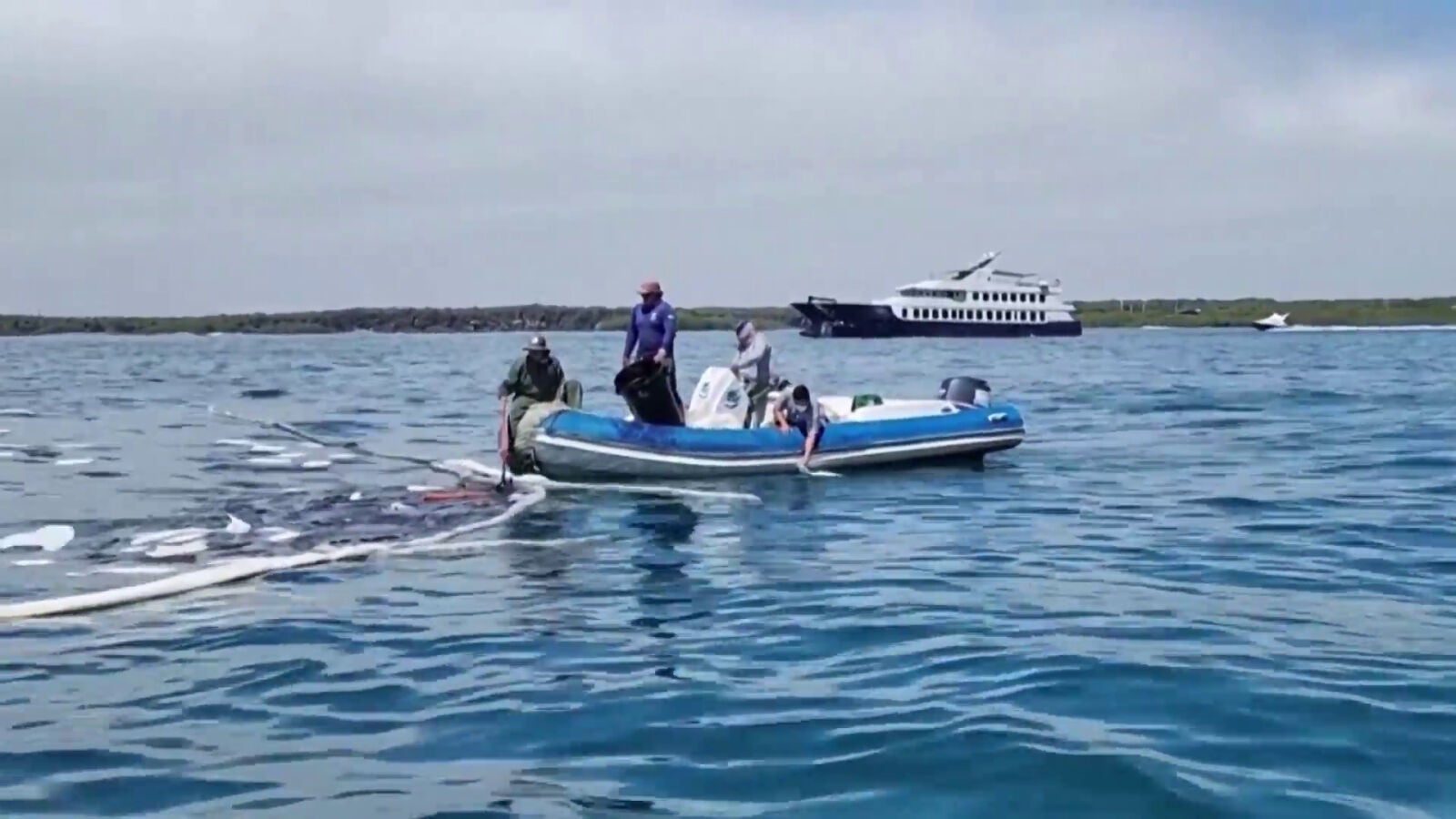 Alarma por el naufragio de un buque con 7.500 litros de diésel en las islas Galápagos