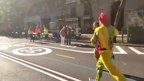 Vestido de payaso hacia la meta Vestido de payaso hacia la meta