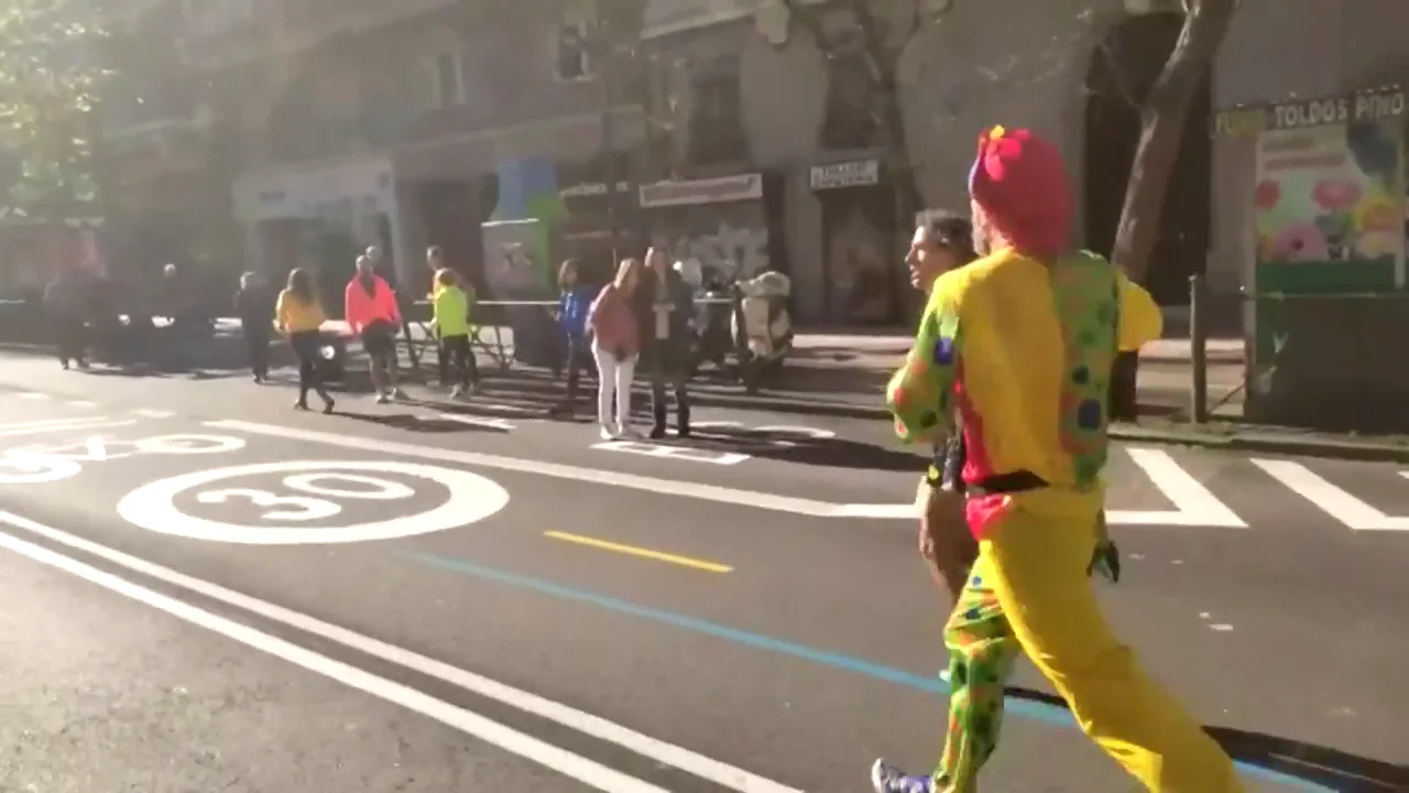 Vestido de payaso hacia la meta