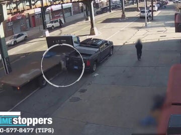 El momento en que una camioneta atropella brutalmente a un hombre en Nueva York