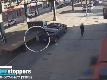 El momento en que una camioneta atropella brutalmente a un hombre en Nueva York El momento en que una camioneta atropella brutalmente a un hombre en Nueva York