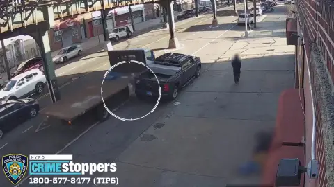 El momento en que una camioneta atropella brutalmente a un hombre en Nueva York El momento en que una camioneta atropella brutalmente a un hombre en Nueva York