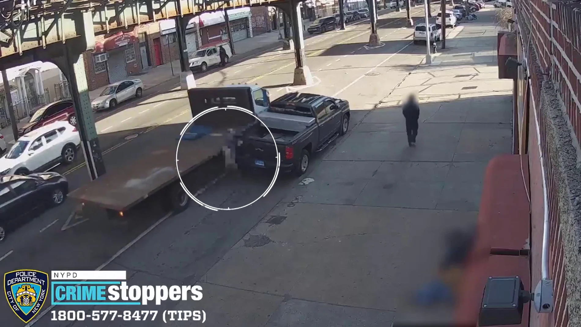 El momento en que una camioneta atropella brutalmente a un hombre en Nueva York