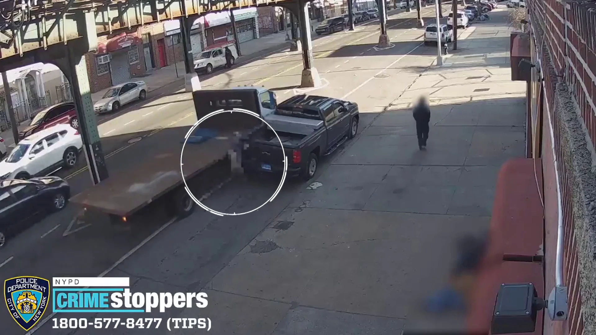 El momento en que una camioneta atropella brutalmente a un hombre en Nueva York El momento en que una camioneta atropella brutalmente a un hombre en Nueva York