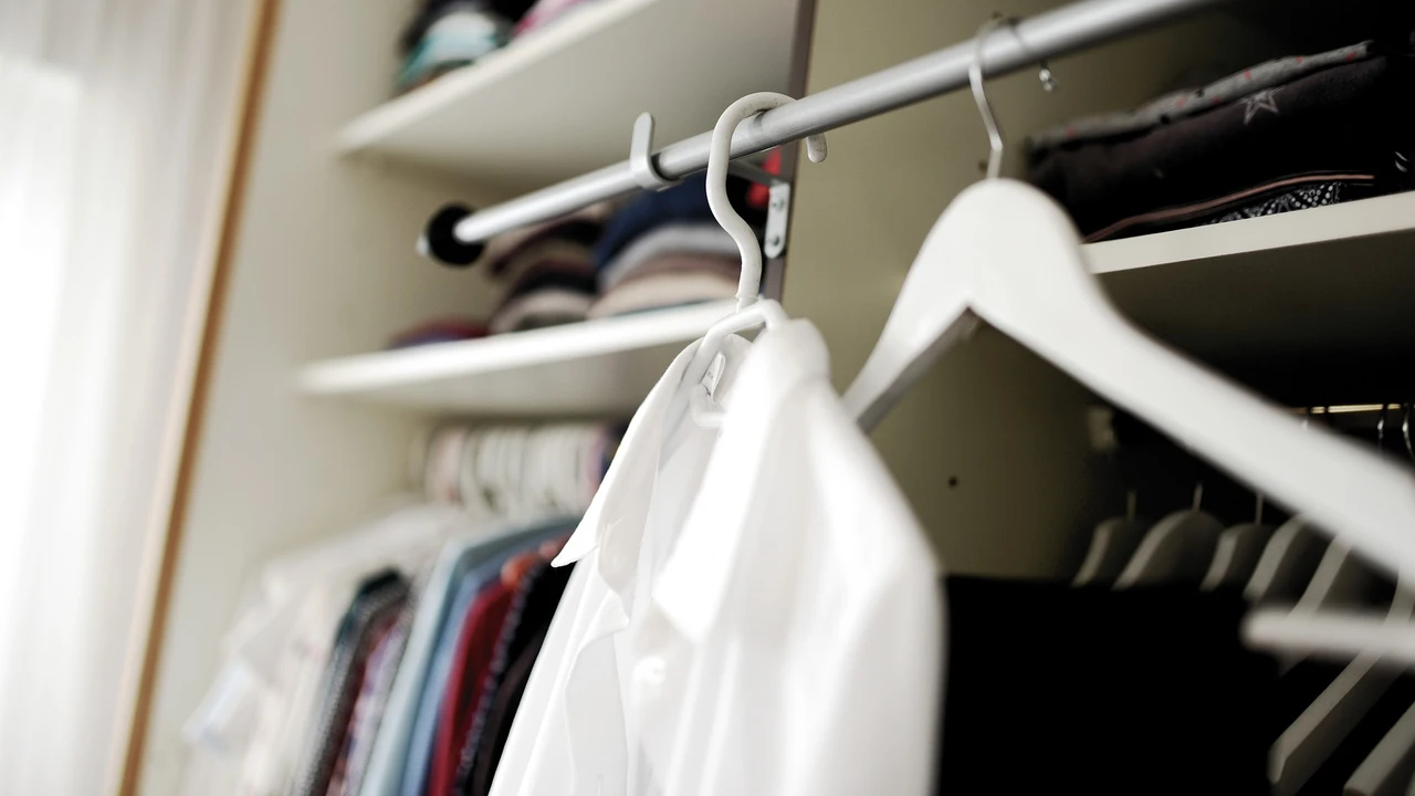 Cambio de armario: Cómo guardar la ropa de invierno de forma segura en  cinco espacios diferentes