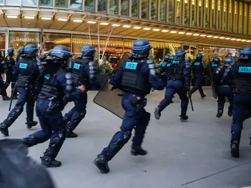 Policías antidisturbios en París Policías antidisturbios en París