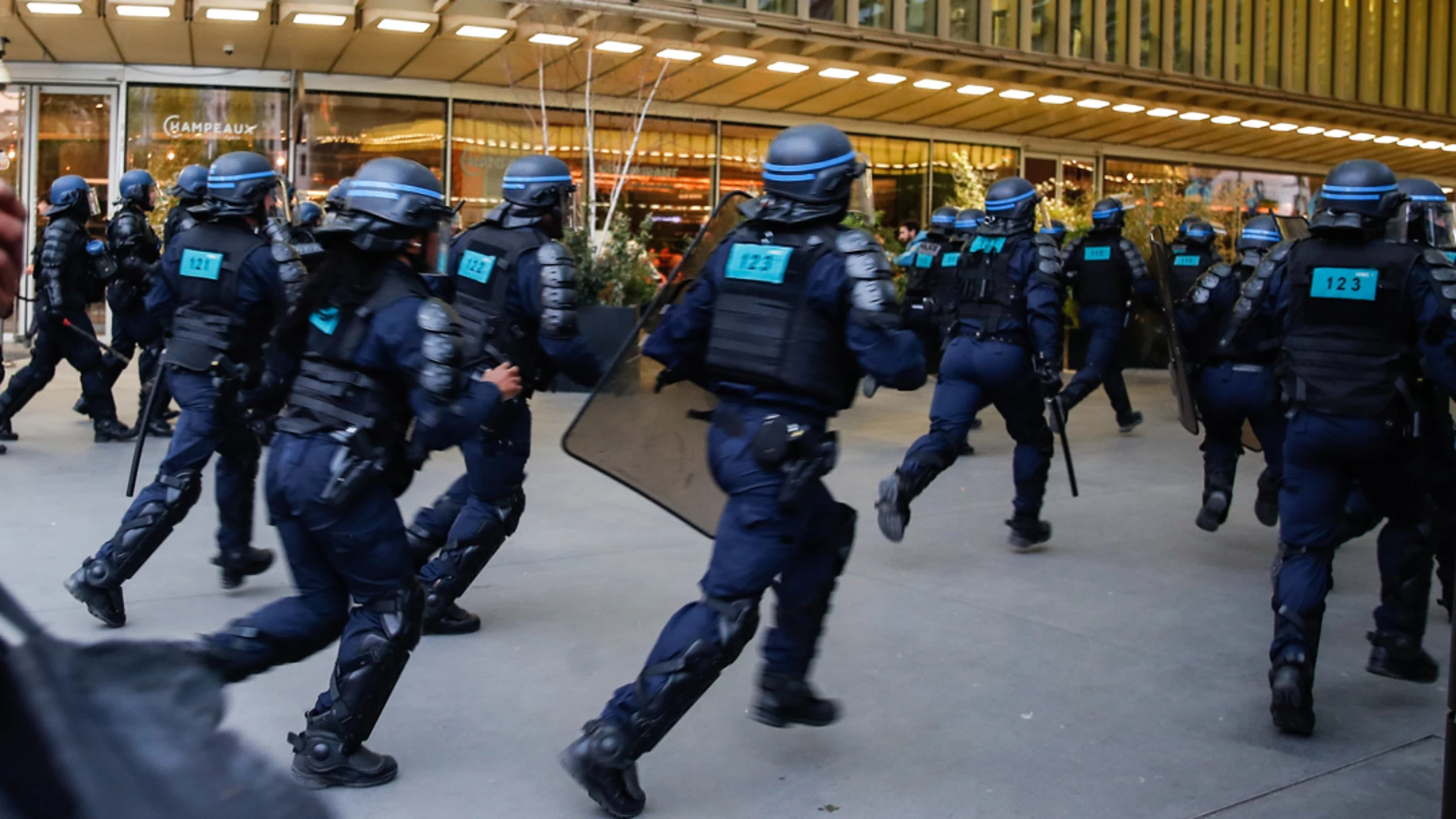 Policías antidisturbios en París