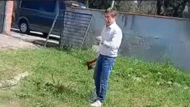 El alcalde de Caldes de Malavella amenaza a jóvenes que okupaban su casa con un hacha