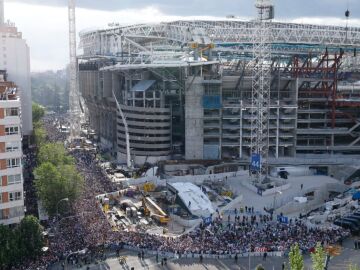 Espectacular recibimiento en la plaza de los Sagrados Corazones al autobús del Real Madrid antes del partido contra el City