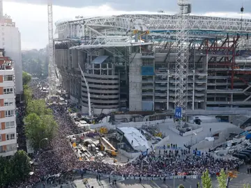 Espectacular recibimiento en la plaza de los Sagrados Corazones al autobús del Real Madrid antes del partido contra el City Espectacular recibimiento en la plaza de los Sagrados Corazones al autobús del Real Madrid antes del partido contra el City