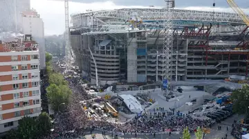 Espectacular recibimiento en la plaza de los Sagrados Corazones al autobús del Real Madrid antes del partido contra el City