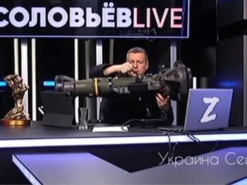 Un presentador ruso enseña un lanzagranadas
