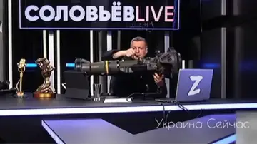 Un presentador ruso enseña un lanzagranadas