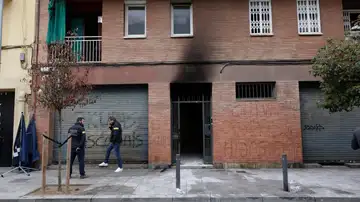 Fachada de la vivienda incendiada en Barceona