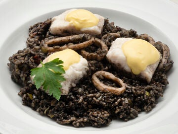 La receta "para concursar" de Arguiñano: merluza con arroz negro y alioli
