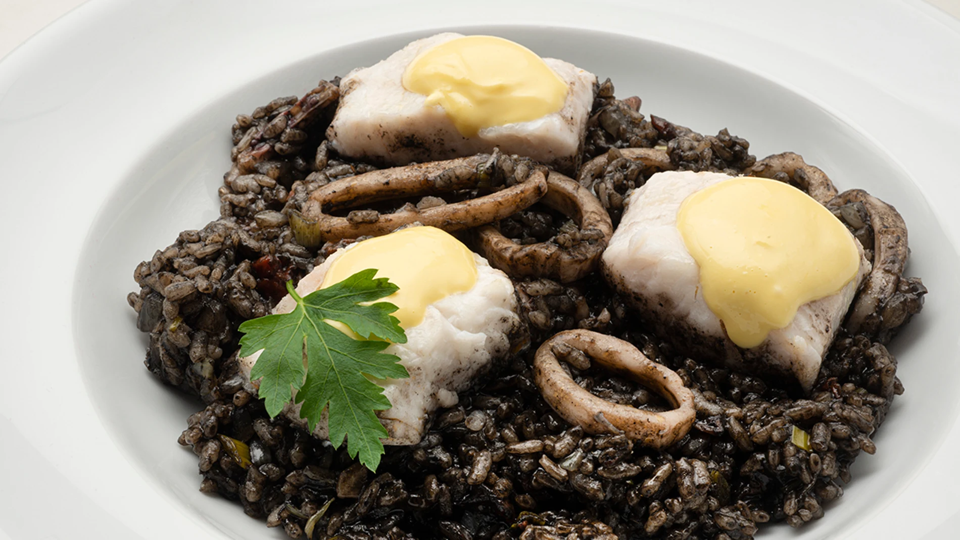 La receta "para concursar" de Arguiñano: merluza con arroz negro y alioli