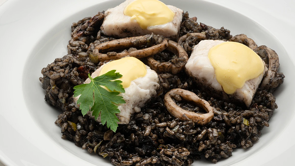 La receta "para concursar" de Arguiñano: merluza con arroz negro y alioli La receta "para concursar" de Arguiñano: merluza con arroz negro y alioli