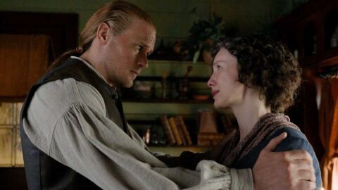 Sam Heughan y Caitriona Balfe en el final de la temporada 6 de 'Outlander'