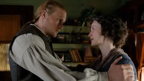 Sam Heughan y Caitriona Balfe en el final de la temporada 6 de 'Outlander' Sam Heughan y Caitriona Balfe en el final de la temporada 6 de 'Outlander'