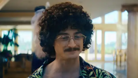 Daniel Radcliffe como Weird Al Yankovic Daniel Radcliffe como Weird Al Yankovic