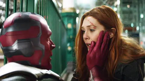 Elizabeth Olsen y Paul Bettany como Bruja Escarlata y Vision Elizabeth Olsen y Paul Bettany como Bruja Escarlata y Vision