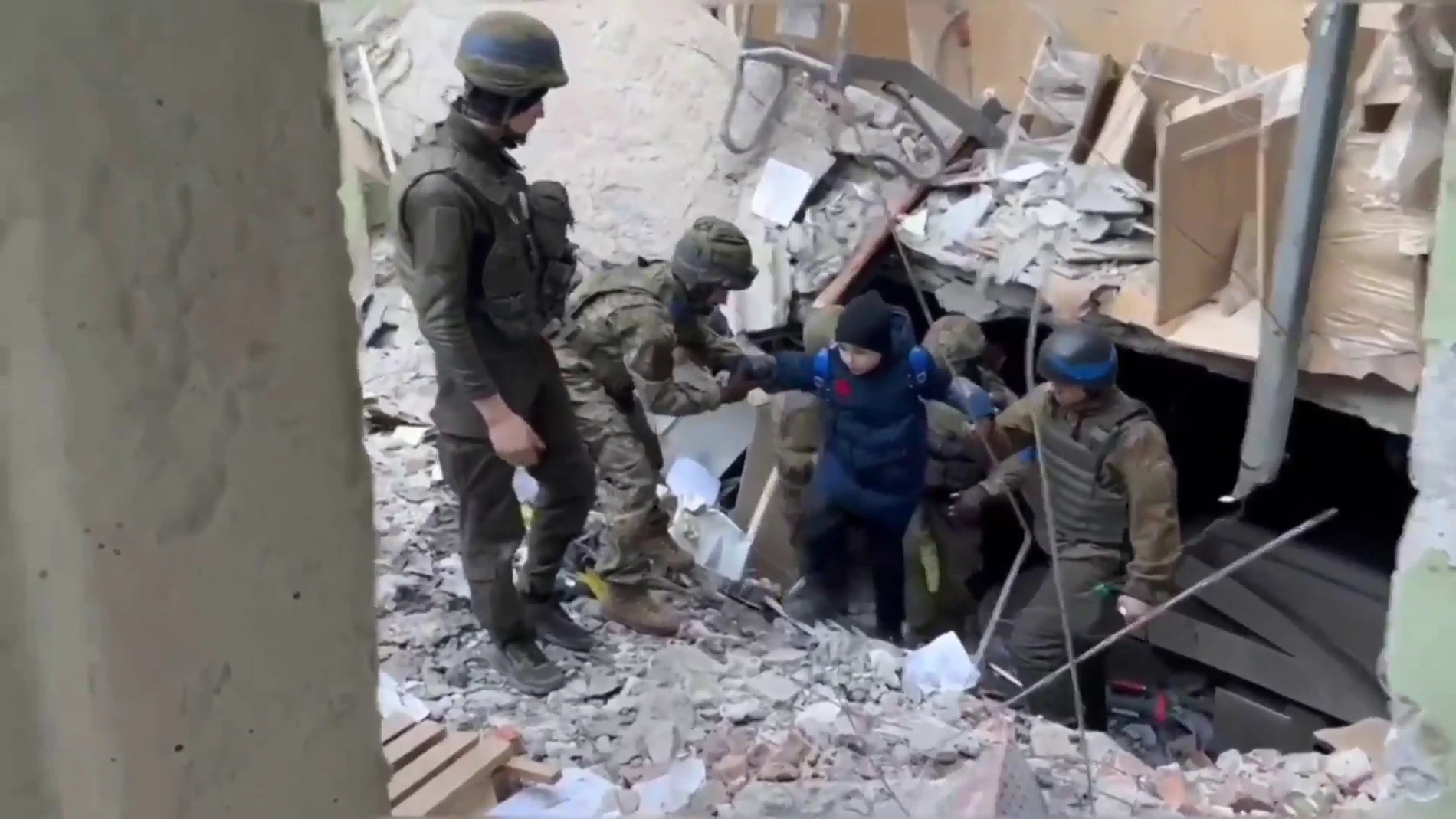 Las imágenes de niños y ancianos rescatados y emergiendo entre los escombros en la acería de Azovstal