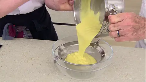 Cuela la crema pastelera Cuela la crema pastelera