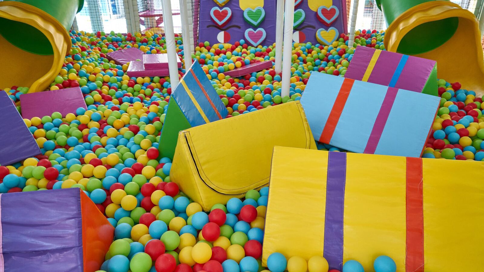 Un niño de 8 años se escapa de su casa por la noche para ir a jugar a un parque de bolas en Cádiz