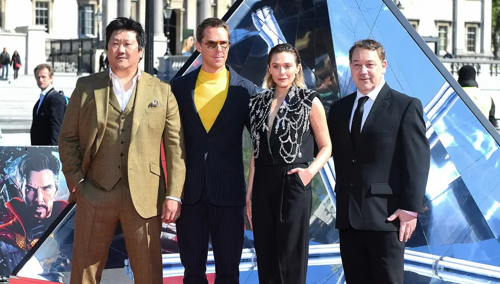 Benedict Wong, Benedict Cumberbatch, Elizabeth Olsen y Sam Raimi en la premiere de 'Doctor Strange en el Multiverso de la Locura'
