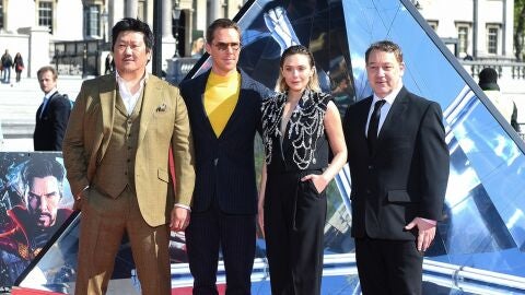 Benedict Wong, Benedict Cumberbatch, Elizabeth Olsen y Sam Raimi en la premiere de 'Doctor Strange en el Multiverso de la Locura'