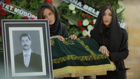 En el próximo capítulo de ‘Tierra Amarga’: El entierro de Yilmaz destroza a Züleyha, Fekeli y Müjgan En el próximo capítulo de ‘Tierra Amarga’: El entierro de Yilmaz destroza a Züleyha, Fekeli y Müjgan