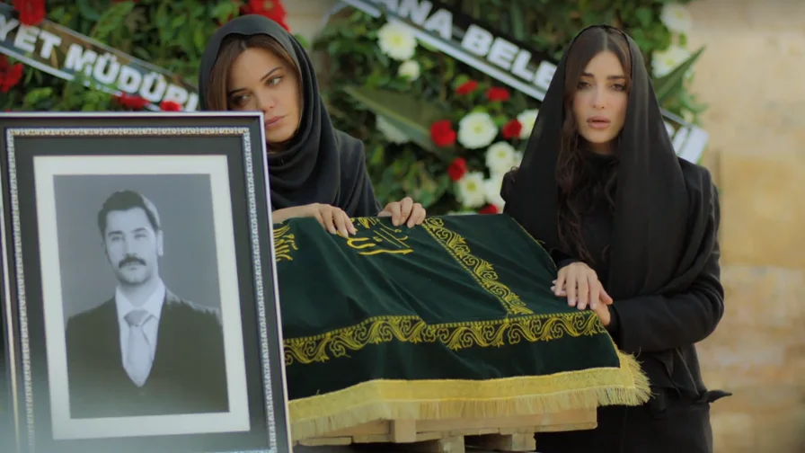 En el próximo capítulo de ‘Tierra Amarga’: El entierro de Yilmaz destroza a Züleyha, Fekeli y Müjgan En el próximo capítulo de ‘Tierra Amarga’: El entierro de Yilmaz destroza a Züleyha, Fekeli y Müjgan