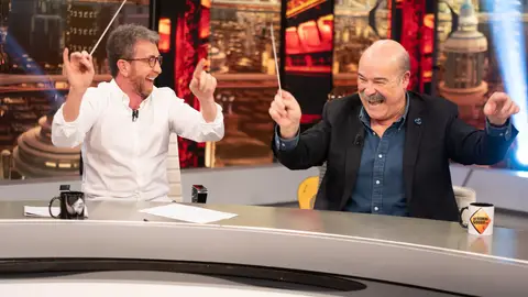 Antonio Resines demuestra en 'El Hormiguero 3.0' sus dotes como director de orquesta Antonio Resines demuestra en 'El Hormiguero 3.0' sus dotes como director de orquesta